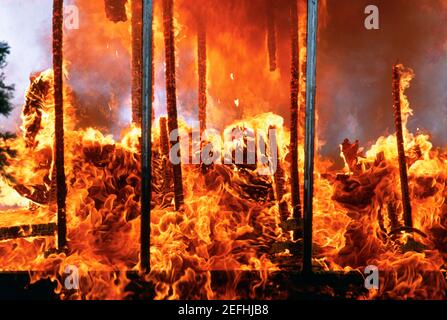 Fiamme che emettono da una casa in fiamme, Montgomery County, Maryland, Stati Uniti Foto Stock