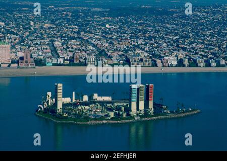 Piattaforme petrolifere offshore travestite da altipiani, Long Beach, California Foto Stock