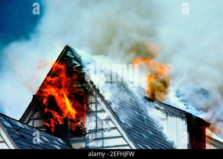 Vista in sezione alta di una casa in fiamme, Montgomery County, Maryland, Stati Uniti Foto Stock