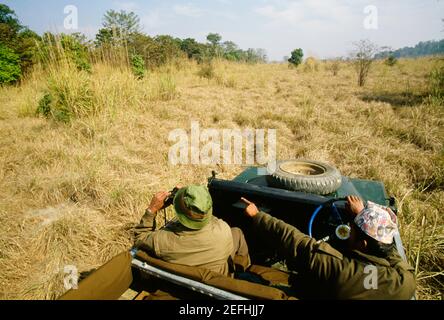 Vista ad alto angolo di un turista e una guida in jeep, Tiger Tops, Chitwan National Park, Nepal Foto Stock