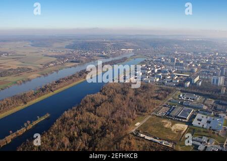 Veduta aerea del fiume Senna a Mantes-la-Jolie, nel dipartimento degli Yvelines (78200), regione Ile-de-France, Francia - 03 gennaio 2010 Foto Stock