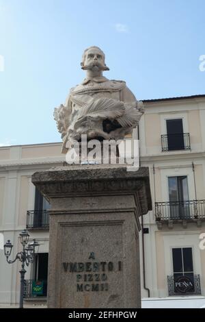 Statua del re Umberto i (1878-1900) sulla piazza centrale di Piazza della Repubblica, Pizzo, Vibo Valentia, Calabria, Italia Foto Stock