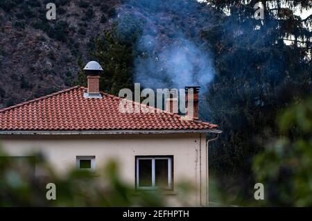 L'inquinamento atmosferico dovuto alla combustione domestica del legno, Francia - la combustione del legno provoca ogni anno 400,000 morti premature in Europa, secondo l'ENVI europeo Foto Stock