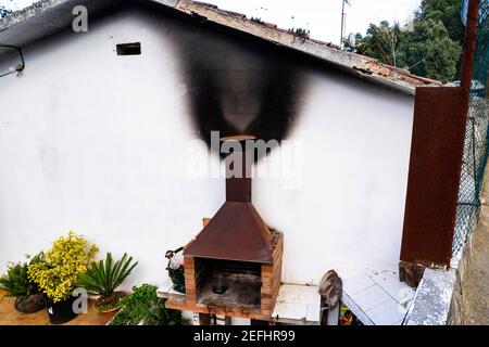 Macchie di fumo dal fumo di legno in Catalogna, Spagna. 400,000 morti premature in Europa ogni anno, secondo l'Agenzia europea dell'ambiente. Foto Stock