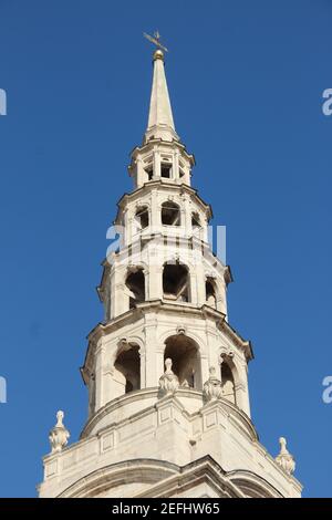 Il Christopher Wren progettò un campanile, che forse ispirò il moderno design della torta nuziale, della chiesa di St Bride a Londra, Regno Unito Foto Stock