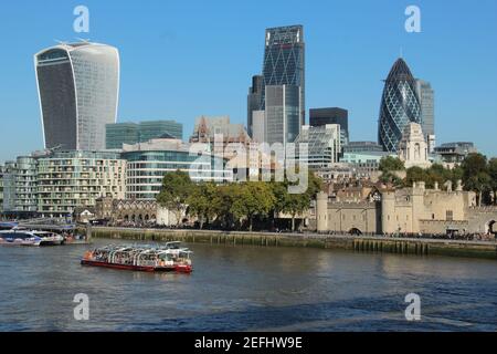 I grattacieli dalla forma strana nella città di Londra, Regno Unito Foto Stock