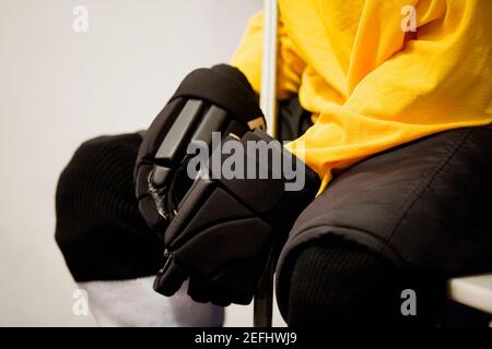 Vista in sezione intermedia di un giocatore di hockey su ghiaccio in una uniforme Foto Stock