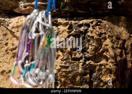 Primo piano delle attrezzature per l'arrampicata Foto Stock