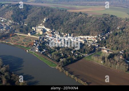 Veduta aerea del castello di la Roche-Guyon en Vexin, nel dipartimento della Val-d'Oise (95780), regione Ile-de-France, Francia - 03 gennaio 2010 Foto Stock