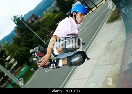 Skater in linea che salta a mezz'aria Foto Stock