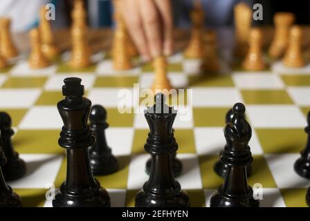 Primo piano di pezzi di scacchi su una scacchiera Foto Stock