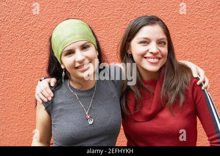 Close up bandana intorno al giovane uomo ispanico il collo Foto stock -  Alamy