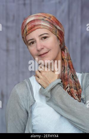 Ritratto di una donna penosa di 40-50 anni con un sciarpa sui capelli Foto Stock