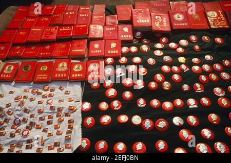 Libri e badge Mao tse-tung Foto Stock