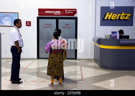 Donna Kuna che indossa un abito tradizionale al di fuori del cancello degli arrivi all'aeroporto nazionale di Albrook, Panama City, Panama Foto Stock