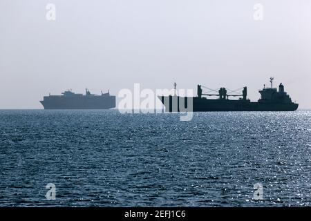 Le navi in attesa in Oceano Pacifico per inserire il canale di Panama, Panama Foto Stock