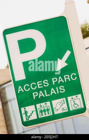 Primo piano di un cartello di parcheggio, Palais des Festivals et Des Congres, Cote dÅ½Azur, Cannes, Provence Alpes Cote DÅ½Azur, Francia Foto Stock