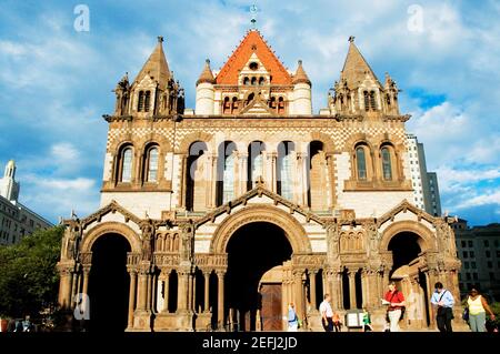 Gruppo di persone di fronte ad una chiesa, Trinity Church, Boston, Massachusetts, USA Foto Stock