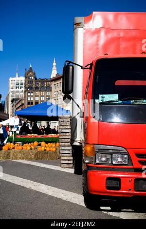 Primo piano di un camion di fronte a un mercato di verdura, New York City, New York state, USA Foto Stock