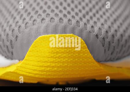 Scarpe da running grigio sportivo con suole gialle da vicino. Macro Foto Stock