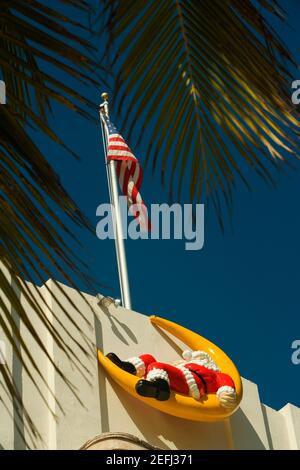 Vista ad angolo basso di una scultura sulla parete di un edificio, Miami, Florida, USA Foto Stock