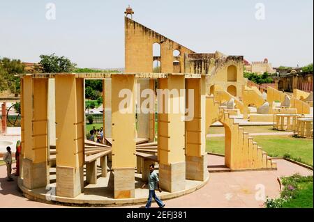 Vista ad alto angolo di una persona che cammina in un osservatorio, Jantar Mantar, Jaipur, Rajasthan, India Foto Stock