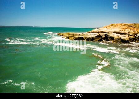 Onde che si infrangono su una formazione rocciosa, Coronado Reefs, San Diego, California, USA Foto Stock