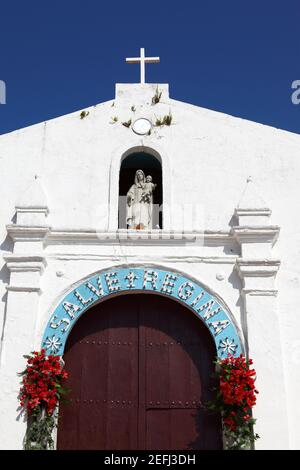 San Pedro chiesa (che risale al 16 ° secolo e si dice sia la seconda chiesa più antica nell'emisfero occidentale), Taboga Island, Panama Foto Stock