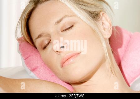 Close-up di una giovane donna che dorme Foto Stock