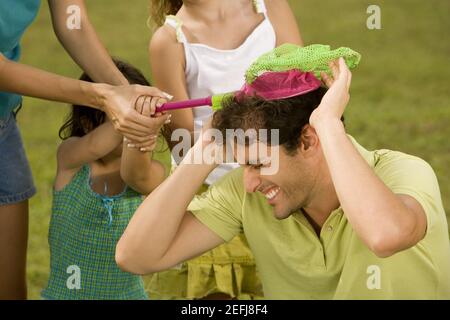 Primo piano di un uomo medio adulto che gioca con la sua famiglia Foto Stock