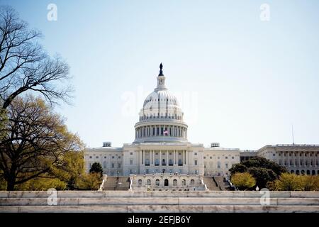 Vista ad angolo basso del Campidoglio degli Stati Uniti, Washington DC, USA Foto Stock
