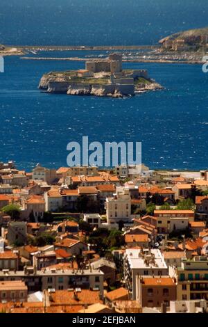 Vista ad alto angolo di una città moderna e Chateau DÅ½IF, Marsiglia, Francia Foto Stock