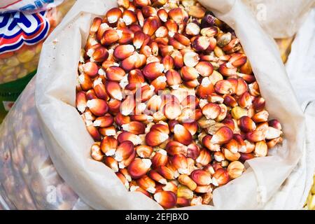 Vista ad alto angolo dei corni in una bancarella di mercato, Pisaq, Cuzco, Perù Foto Stock