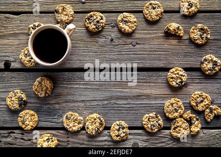 biscotti con cioccolato e caffè su sfondo ligneo. bevande, dolci, colazione e. Foto Stock