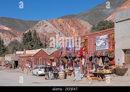 Via con negozi di souvenir nel villaggio Purmamarca ai piedi di Cerro de los Siete Colores, Quebrada de Purmamarca, Provincia Jujuy, Argentina Foto Stock