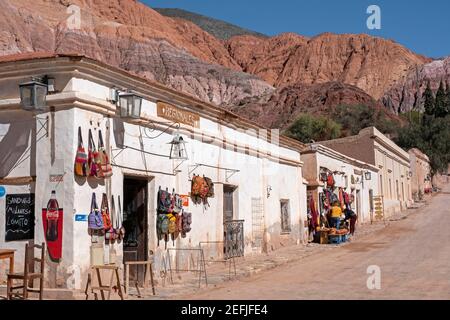 Via con negozi di souvenir nel villaggio Purmamarca ai piedi di Cerro de los Siete Colores, Quebrada de Purmamarca, Provincia Jujuy, Argentina Foto Stock