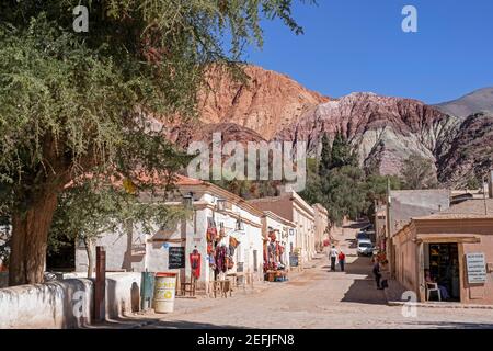 Via con negozi di souvenir nel villaggio Purmamarca ai piedi di Cerro de los Siete Colores, Quebrada de Purmamarca, Provincia Jujuy, Argentina Foto Stock