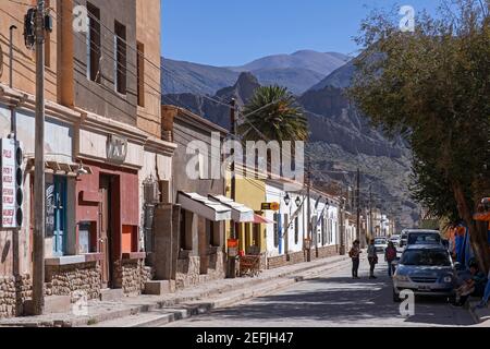 Via con case in adobe nella città di San Francisco de Tilcara, provincia Jujuy, Argentina Foto Stock