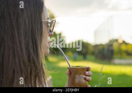 Donna bionda che beve il Chimarrao tradizionale dallo Stato o Foto Stock