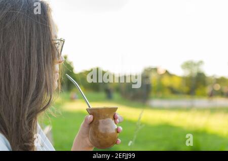 Donna bionda che beve il Chimarrao tradizionale dallo Stato o Foto Stock