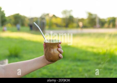 Donna bionda che beve il Chimarrao tradizionale dallo Stato o Foto Stock