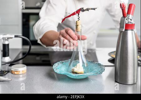Concentrati sul lavoro. Ritratto di chef professionista che lavora in cucina ristorante. Foto di alta qualità Foto Stock