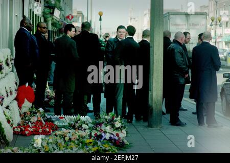 Funerale di Ronnie Kray Bethnal Green East Londra Inghilterra 29 marzo 1995 scansioni di 2021 minatori della sicurezza aspettano agli uffici funerali di W. English sul funerale di Bethnal Gree Road di East End di Londra Gangster Ronnie Kray, gemella del boss del crimine Reggie Kray che ha partecipato al funerale mentre ha avvolto il relativo senso attraverso Londra orientale alla trama della famiglia nel cimitero di Chingford NE Londra. Foto Stock