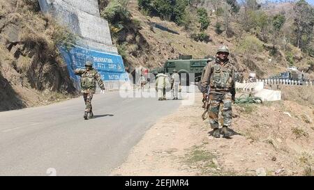 Jammu, India. 17 Feb 2021. Guardia di stand dell'esercito indiano durante l'individuazione di bomba e il personale di squadra di smaltimento che tenta di disinnescare esplosivi improvvisati impaccati in padelle ad alta pressione sono stati trovati piantati lungo la Jammu Rajouri Poonch autostrada nazionale vicino alla linea di controllo nel distretto di Rajouri, India il 17 febbraio 2021. (Foto di Sumit Bhargav/INA Photo Agency/Sipa USA) Credit: Sipa USA/Alamy Live News Foto Stock