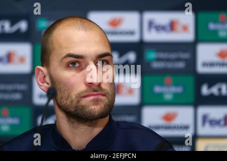 Kiev, Ucraina. 17 Feb 2021. KIEV, UCRAINA - FEBBRAIO 17: Bas Dost del Club Brugge durante una conferenza stampa del Club Brugge a NSK Olimpiyskiy il 17 Febbraio 2021 a Kiev, Ucraina prima del loro turno di UEFA Europa League del 32 contro Dynamo Kyiv. (Foto di Andrey Lukatsky/Orange Pictures) Credit: Orange Pics BV/Alamy Live News Foto Stock