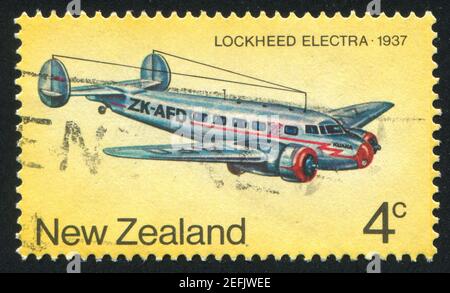 NEW ZEALAND - CIRCA 1974: Francobollo stampato dalla Nuova Zelanda, mostra Lockheed Electra, circa 1974 Foto Stock