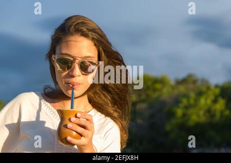 Donna bionda che beve il Chimarrao tradizionale dallo Stato o Foto Stock