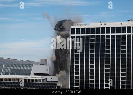 Atlantic City, New Jersey, Stati Uniti. 17 Feb 2021. L'entrata anteriore del Trump Plaza è mostrata durante la sua implosione fuori dalla passerella ad Atlantic City, New Jersey. L'implosione durò circa 5 secondi. Credit: Brian Branch Price/ZUMA Wire/Alamy Live News Foto Stock