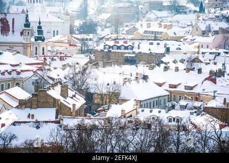 Vista aerea della città vecchia di Vilnius, capitale della Lituania durante la giornata invernale con tetto coperto di neve Foto Stock