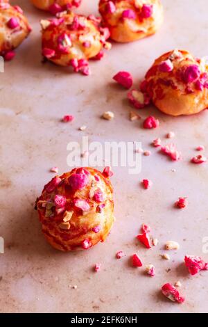 Chouquettes francesi appena sfornate con praline di mandorle rosa. Foto Stock
